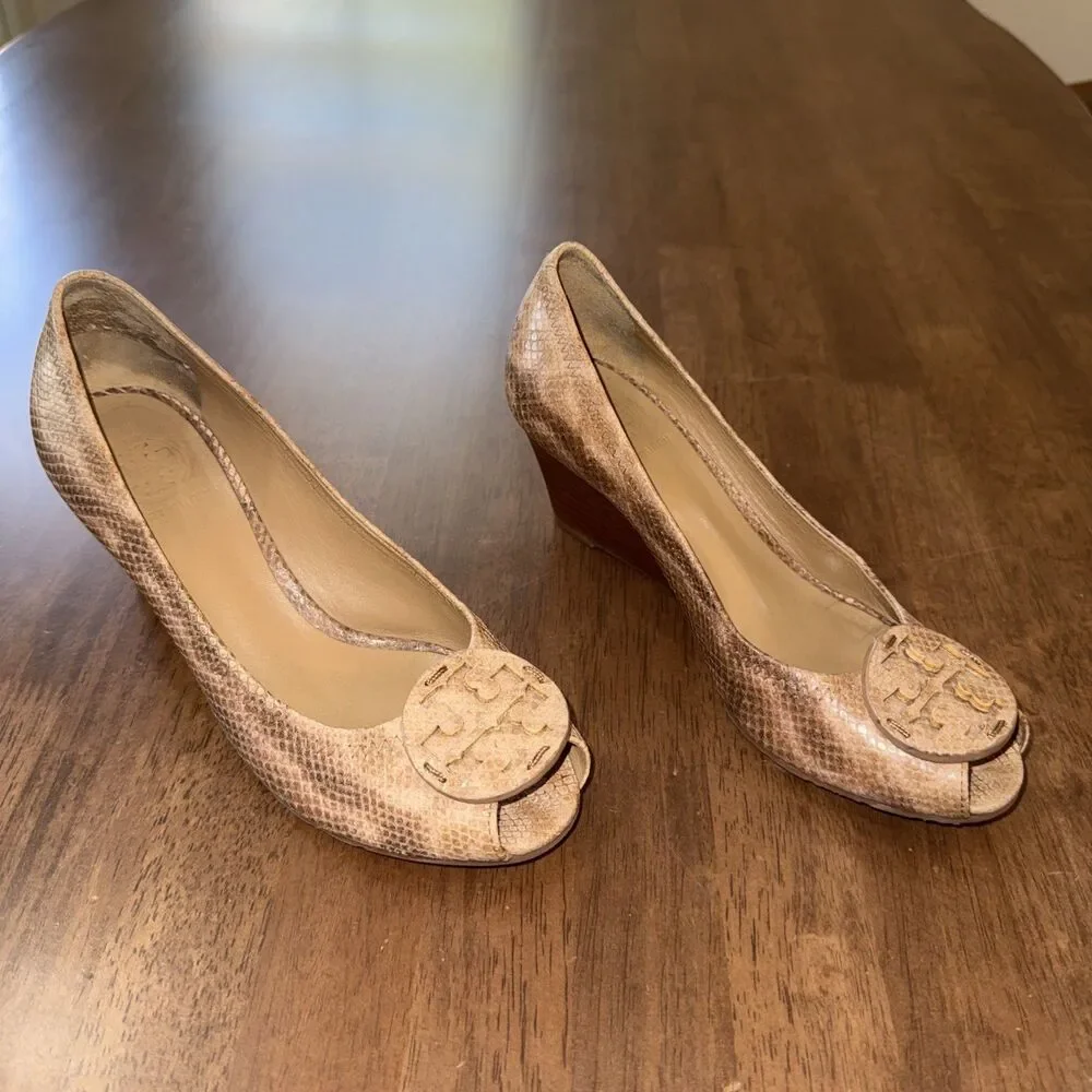 Tory Burch Julianne Snake Print Peep Toe Wedge Heels Logo Medallion 6.5M Leather